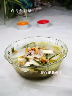 Mixed soup with sea rice slices