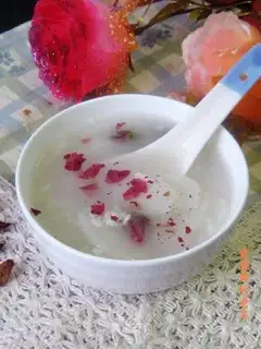 Rice cake brewed with rose wine