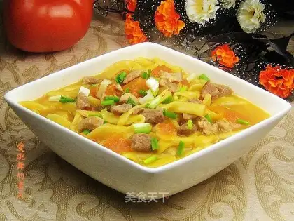 Tomatoes and diced pork and pumpkin noodles