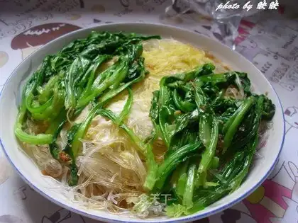 Steamed vermicelli with pork slices and chrysanthemum eggs