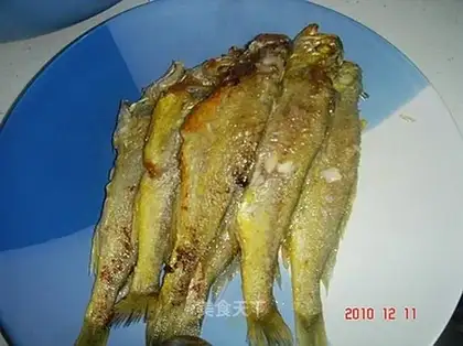 Pan-fried small yellow croaker