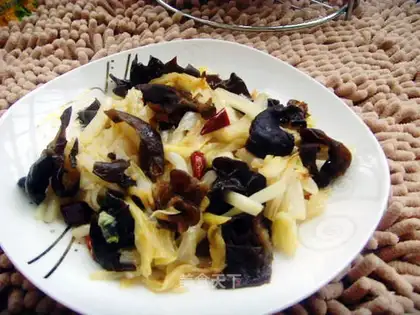 stir-fried fungus with cabbage