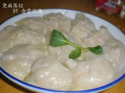 Steamed dumplings with hot noodles