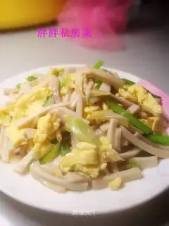 Scrambled eggs with mushroom