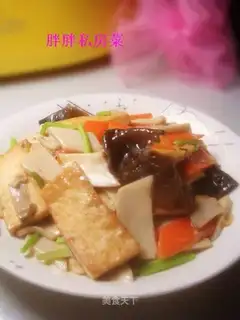 Stewed tofu with apricot mushroom