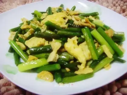Scrambled eggs with garlic sprouts