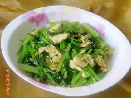 Fried celery with eggs
