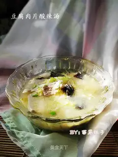 Meat slices, tofu, sour and hot soup