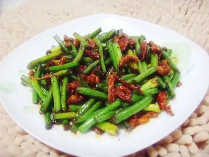 stir-fried shredded pork with garlic sprouts