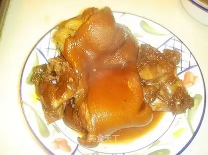 Stewed pig's trotters