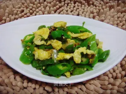 Scrambled eggs with pepper