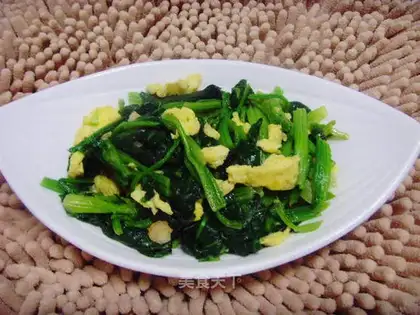 Scrambled eggs with spinach