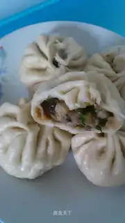 Steamed buns with mushroom and pork