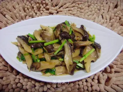 stir-fried fresh mushrooms with leeks