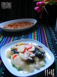 Stir fried pork slices with water chestnut and black fungus