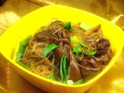 Green garlic vermicelli mutton