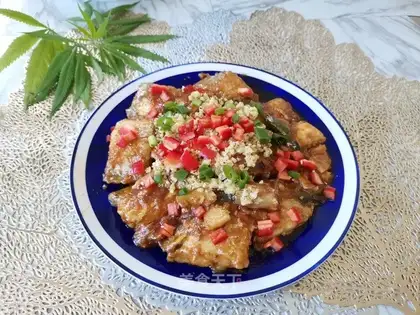 Pyramid, garlic and fish
