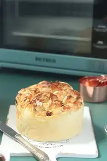 The salted soufflés tore bread