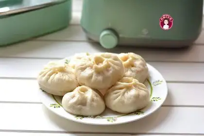 Beef pepper buns and tomatoes. Soup