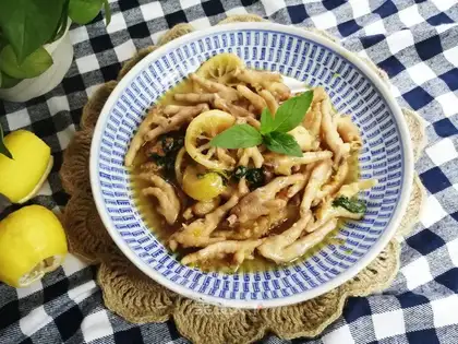 Sour lemon chicken claws