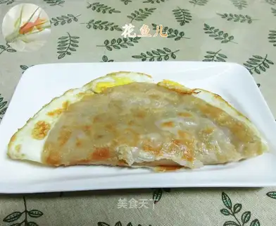An egg cake with an onion