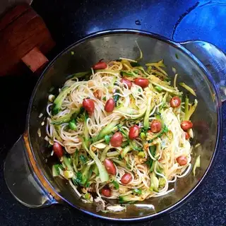 The cucumbers and the cucumbers. Noodles