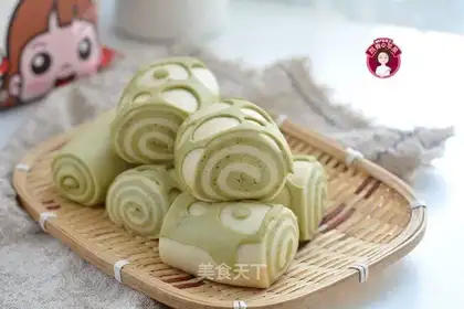 Bronze snails, double-coloured knife to cut the buns