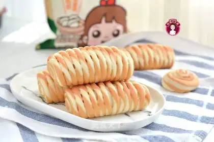 The wrinkled knife cut the buns