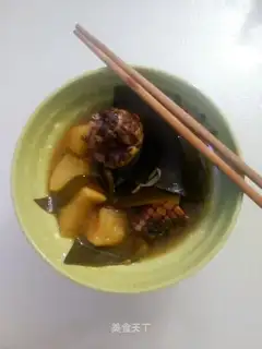 Bones soup with radish