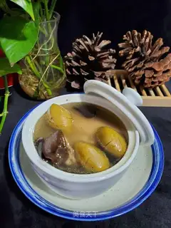 A chicken soup with an olive black ear