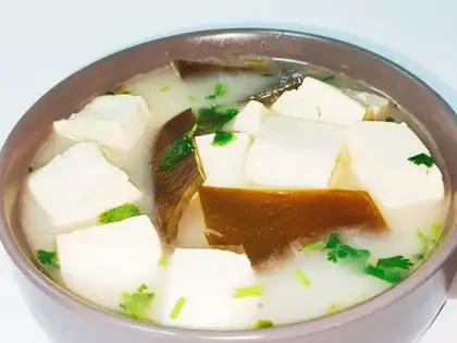 Seaweed tofu soup