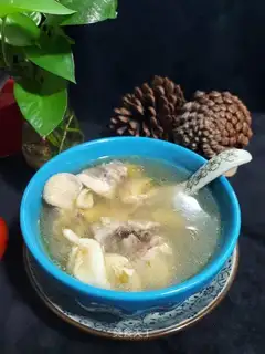 Chicken soup with fish glue