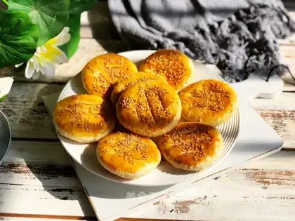 A milky yellow wife cake
