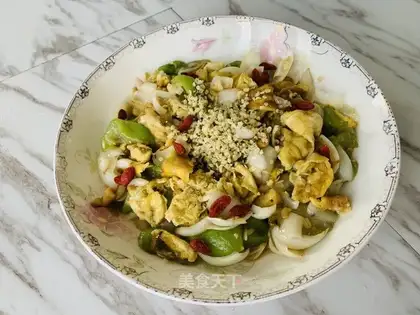 Pyramid lilies fried eggs