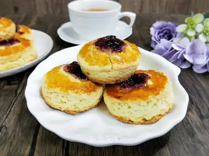 Blueberry sauce scon