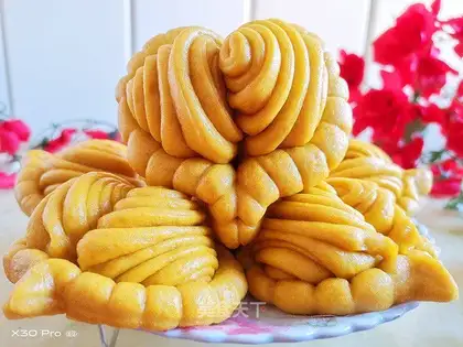 Pumpkin heart roll