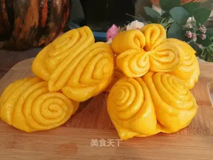 Pretzel pumpkin rolls