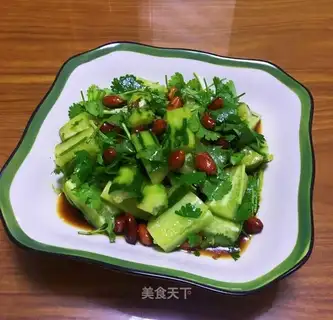 The cucumber with peanuts and rice
