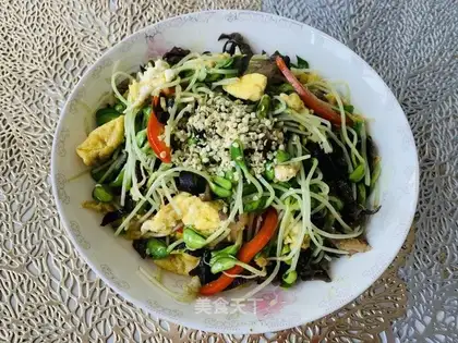 Pyramid eggs and bean sprouts