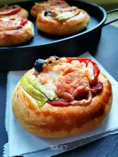 A pizza snack