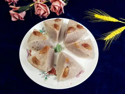 Purple potato silver-eared chicken cake