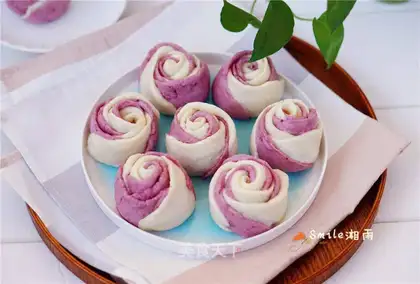 Potato-coloured rose buns