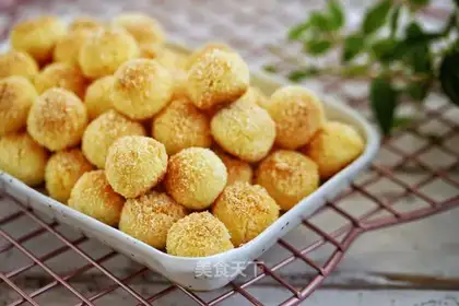 Gold coconut ball