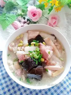 A casserole pig hoof soup