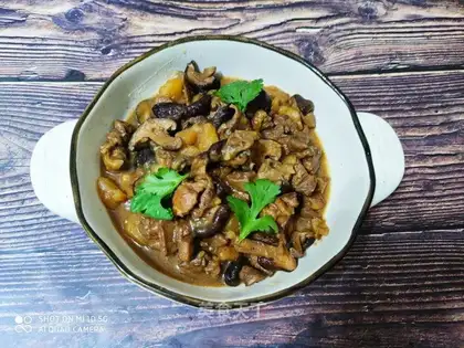 Chicken-legged potatoes and mushrooms