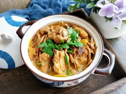 A chicken stew with yellow broccoli