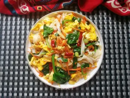 Carrot spinach egg fried river powder