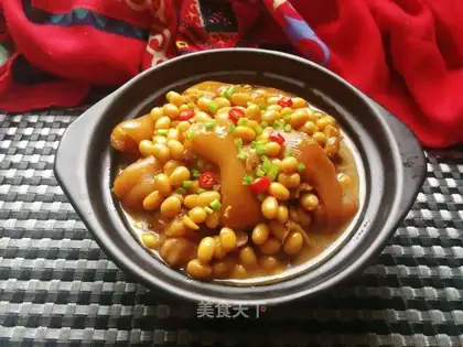 Pig hoof and soybeans