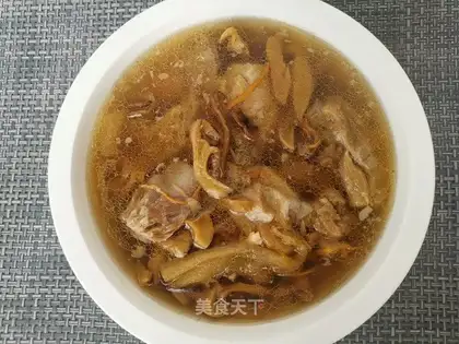 Mountain fungus ribs soup