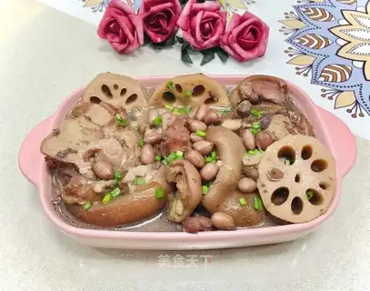 Lotus peanut stew pig hoof